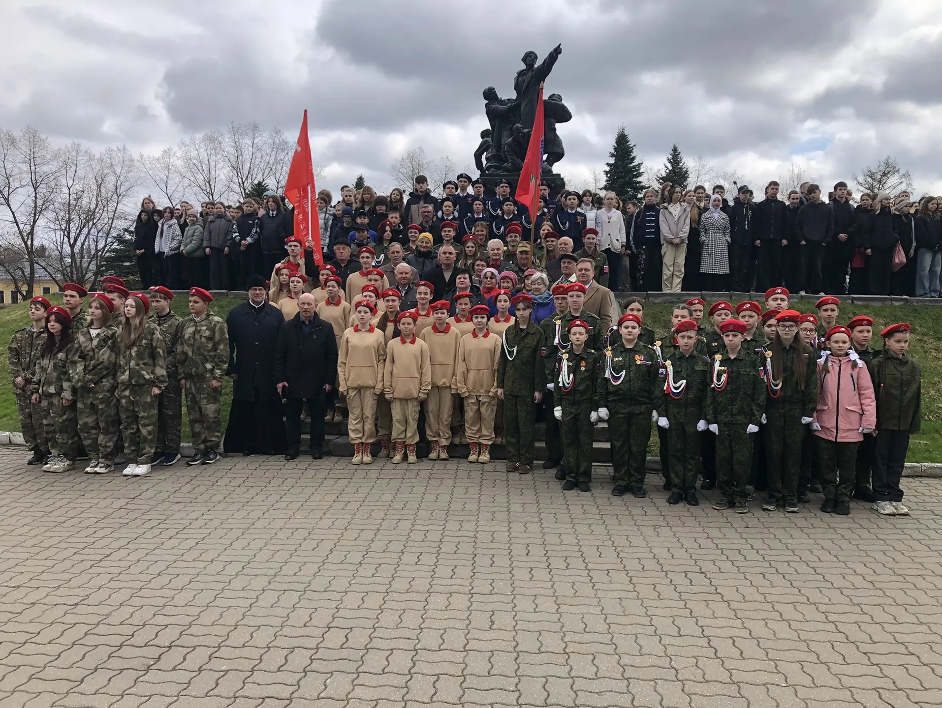 Сегодня в день памяти легендарного командарма 33-й армии - Михаила Григорьевича Ефремова у памятника прославленному командарму состоялся торжественный митинг