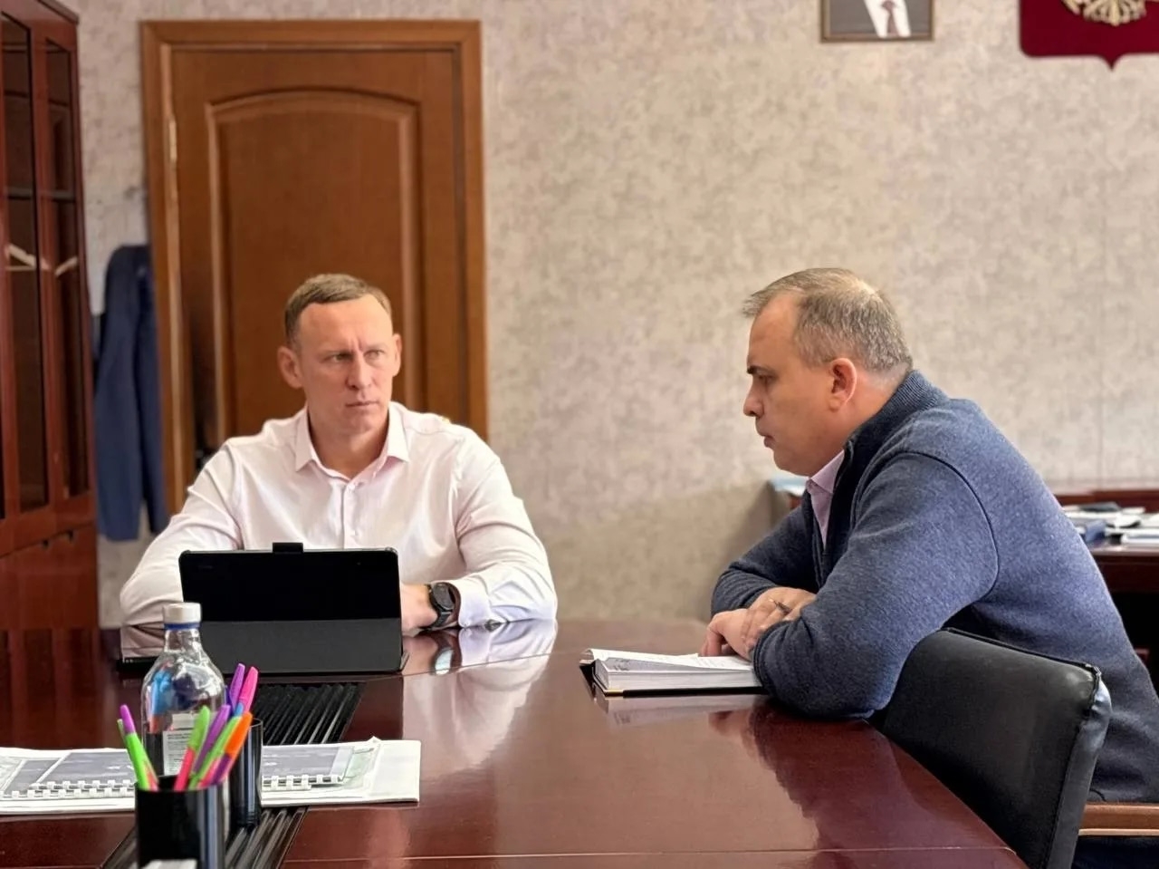 Депутат окружного Совета Ренат Чурбанов встретился с Главой Вяземского округа Олегом Смоляковым.