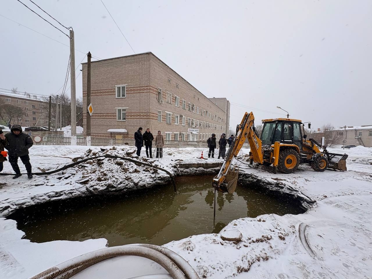 Глава Вяземского округа Олег Смоляков провёл совещание на месте прорыва трубы холодного водоснабжения на улице Кашена.